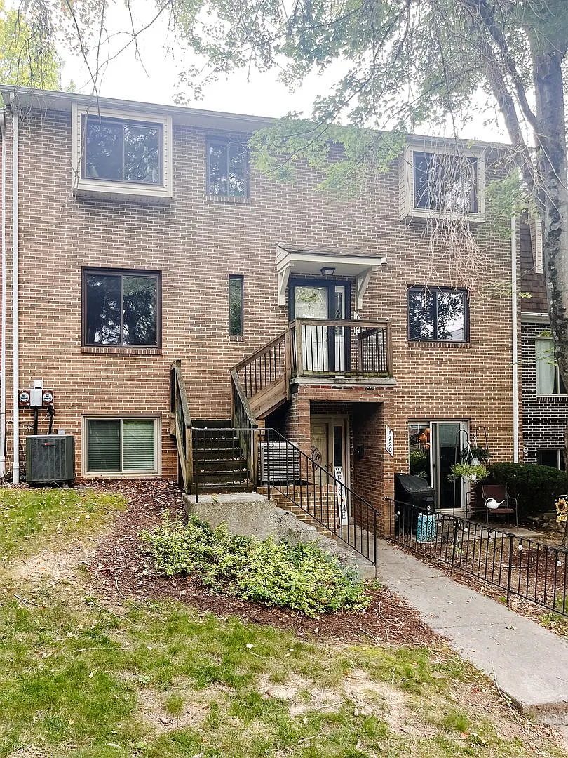 3 Bedroom, 2 Bath Townhouse — Photo 2