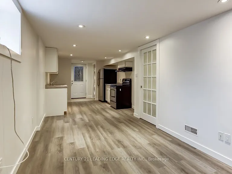 104 Leslie St #LOWER — Photo 12
