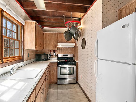 2nd image of 8 Renfrew Ln