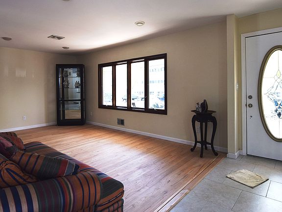 4th image of 377 Genesee Ave