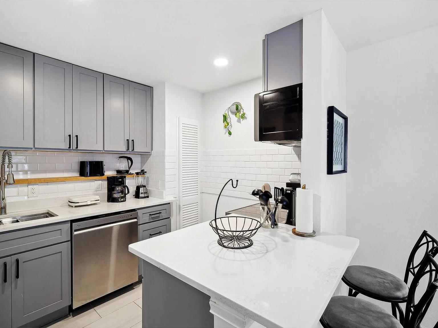 4 bed, 1201 sqft, $6,750 — Photo 3