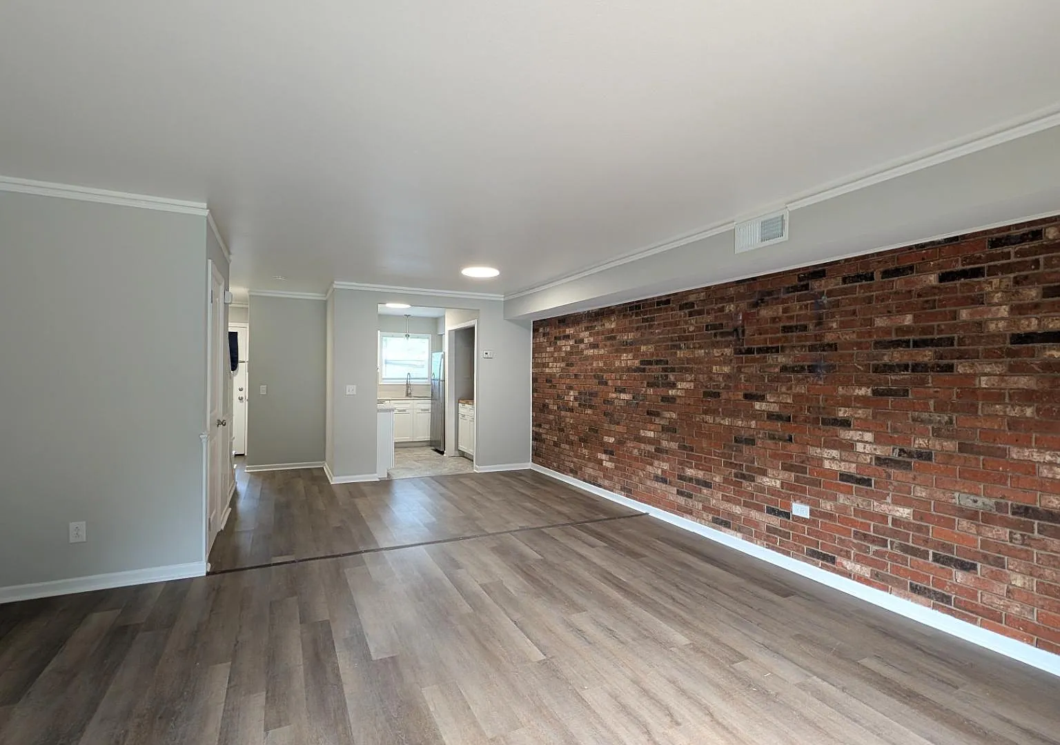 100 Lynn Cir - Unit F — Photo 1