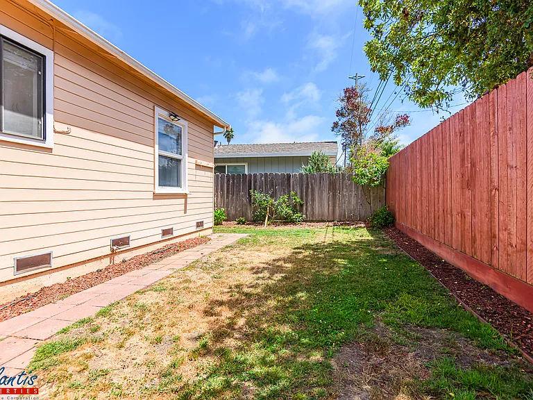 525 Laverne Ave — Photo 15