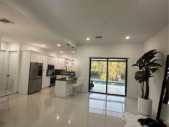 5th image of 505 E 8th St