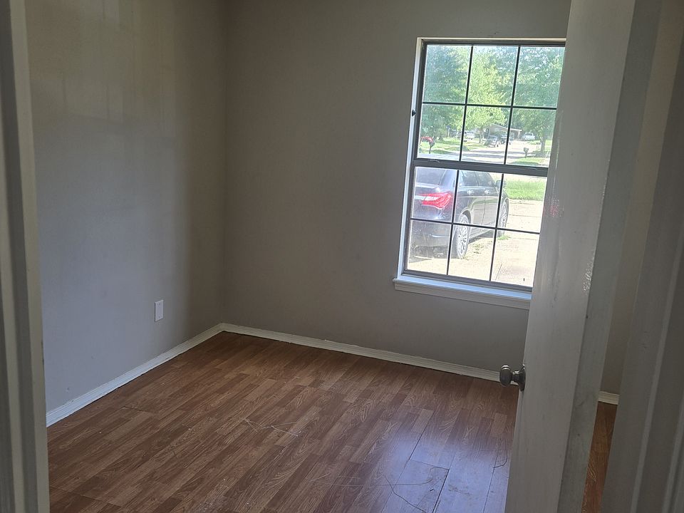 2nd image of 2884 Mackey Ln