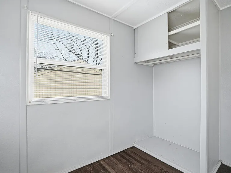 1108 NE 46th Ter — Photo 4