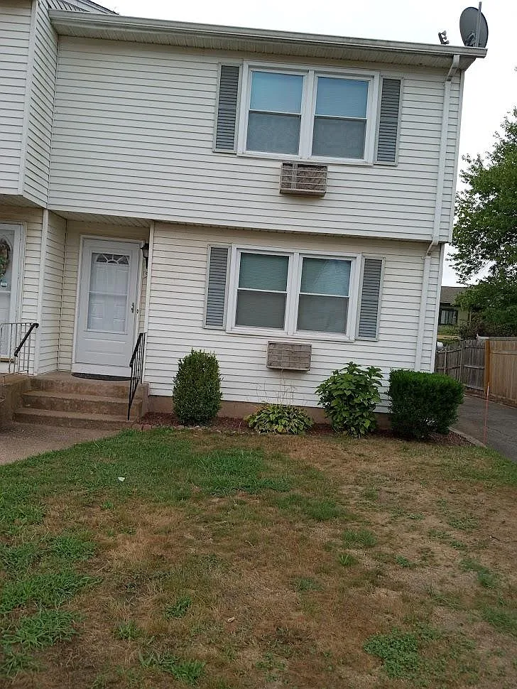 3 bed, 1.5 bath, 1310 sqft, $2,000 — Photo 1