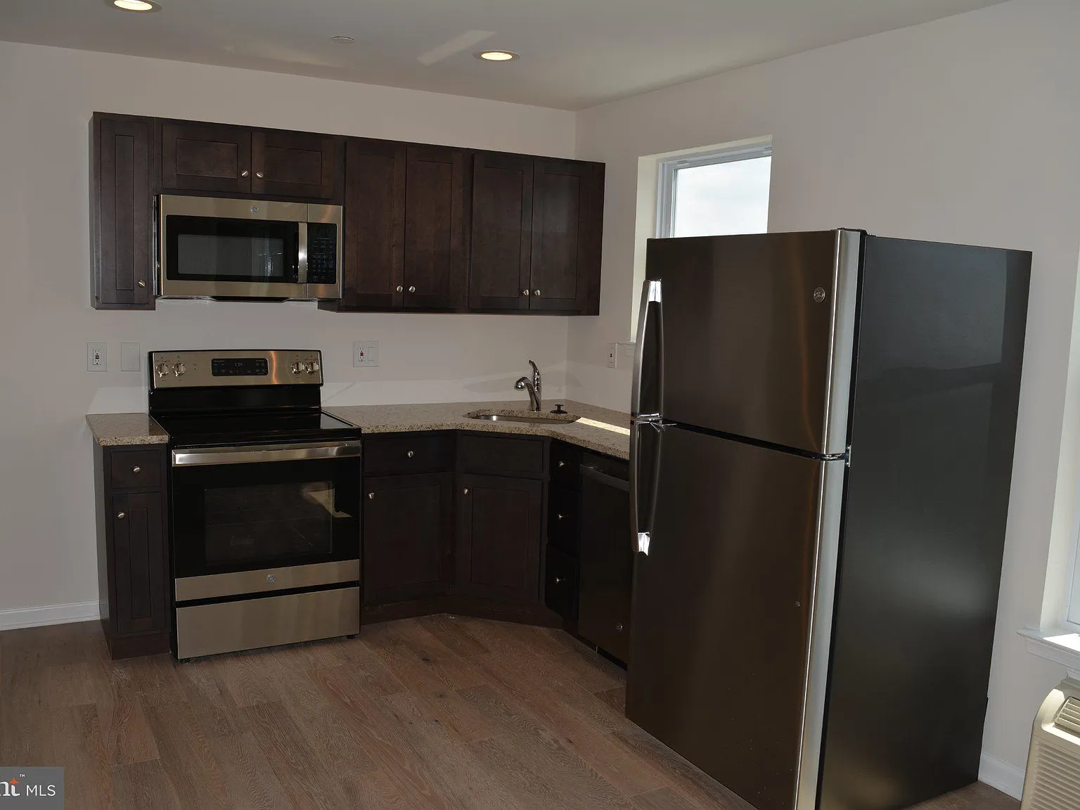 2 bed, 2.0 bath, 938 sqft, $1,700 — Photo 4