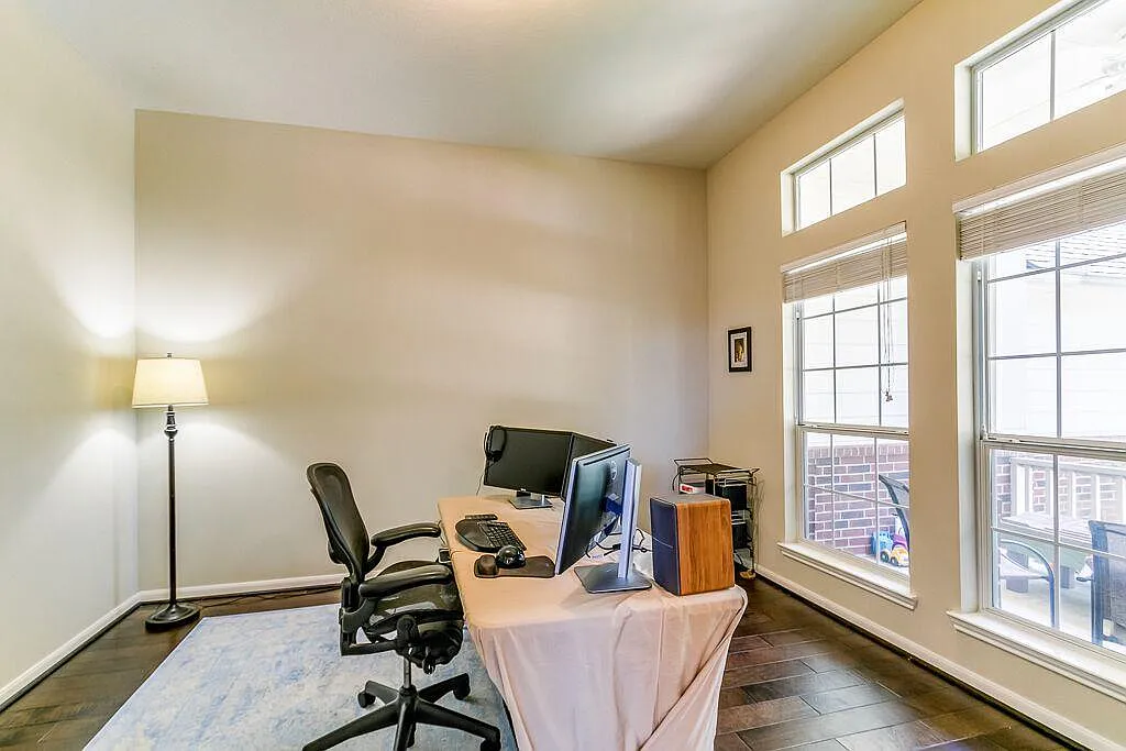 3 bed, 2.0 bath, 2410 sqft, $2,700 — Photo 4
