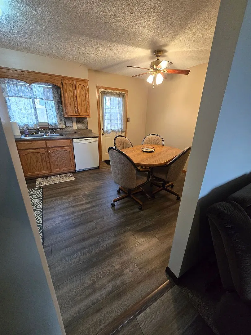 2 Bedroom, 1.5 Bathroom Partially furnished Home — Photo 4
