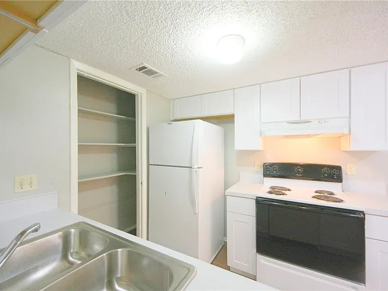 1013 Fieldwood Dr #B — Photo 9