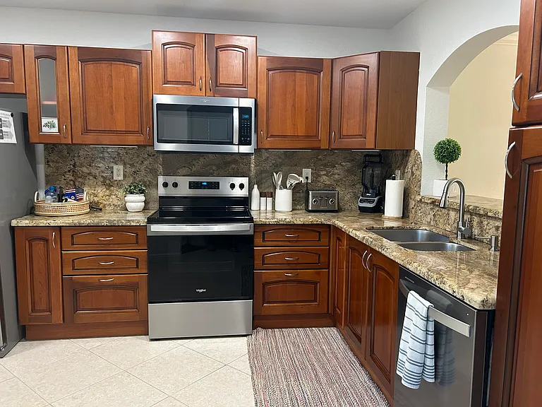 12768 Westhampton Cir — Photo 32