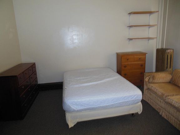 Example of medium size bedroom - full size bed, 2 chest of d