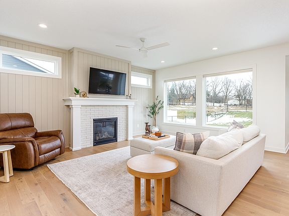 4th image of 4704 Everest Ave