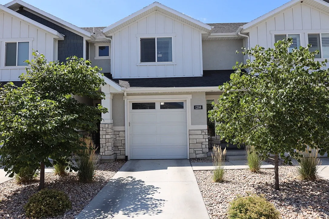 4 bed, 3.5 bath, 2270 sqft, $2,200 — Photo 1