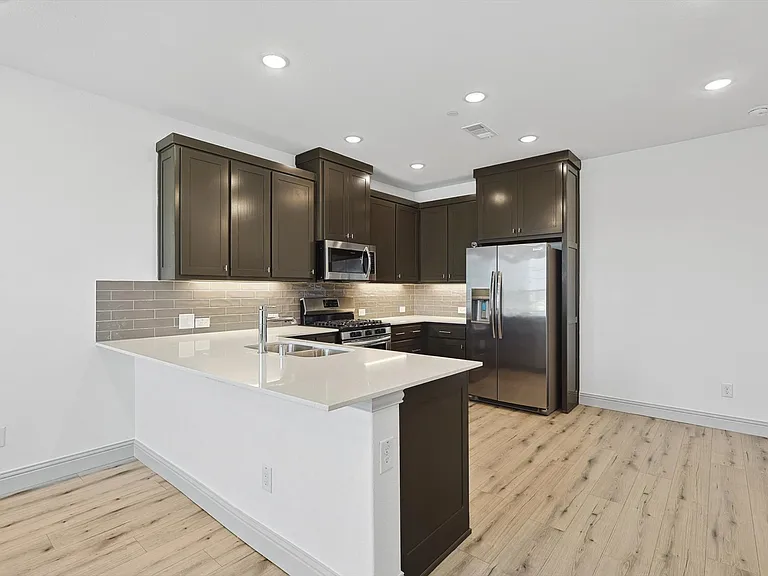 517 Parkside Dr — Photo 5
