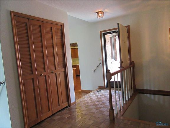 5th image of 28 Kingsview Dr