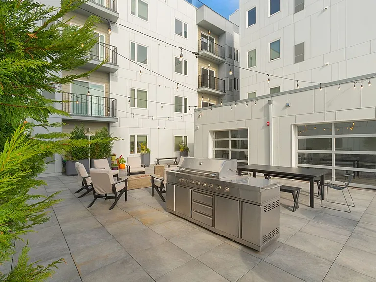 Graduate Pointe — Photo 208