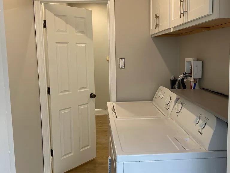 Full size washer and drier. Also additional extra entry to the apartment.