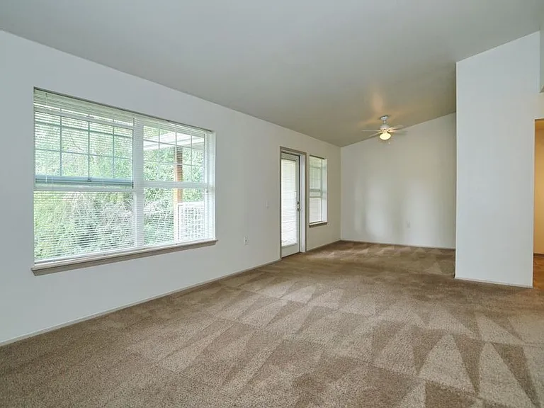 Sunrise Pointe Apartments — Photo 40