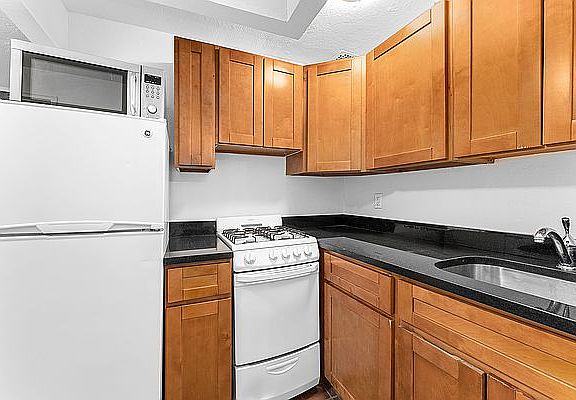 5th image of 139 Waverly Pl APT 1B