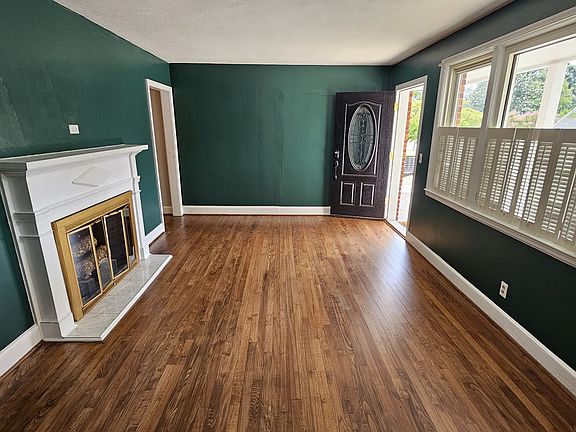 5th image of 914 D Ave