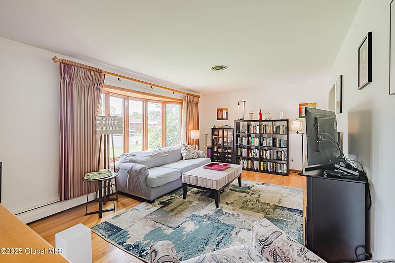 5th image of 61 Ahl Avenue