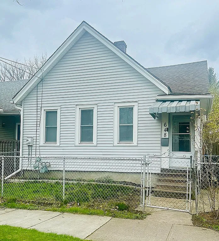 648 Smith St photo 1