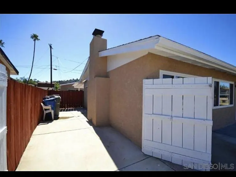B1281 Shari Way — Photo 2