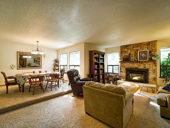 LIVING ROOM / DINING