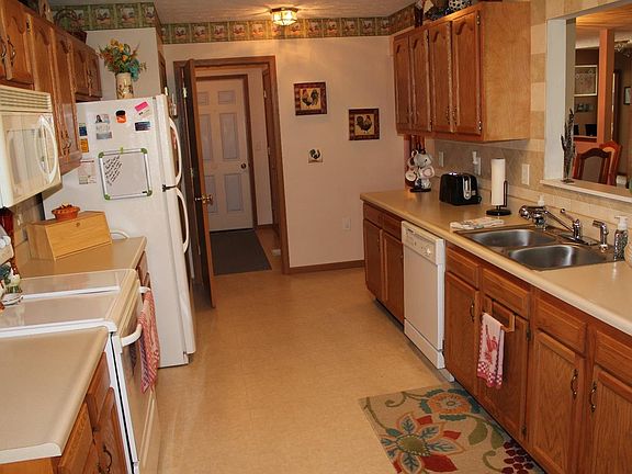 4th image of 921 Marcia Dr