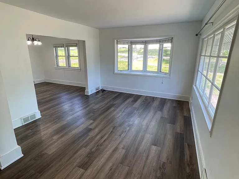 102-104 Morley Pkwy — Photo 4