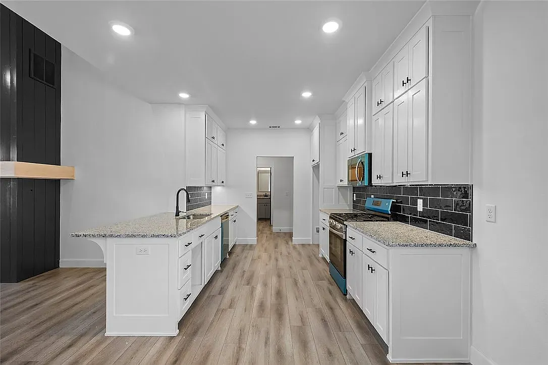 3 bed, 1957 sqft, $2,395 — Photo 4