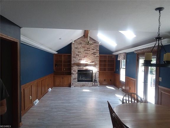 2nd image of 404 Wexford Dr