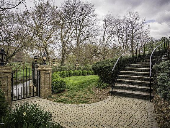 4th image of 1105 Balmoral Dr