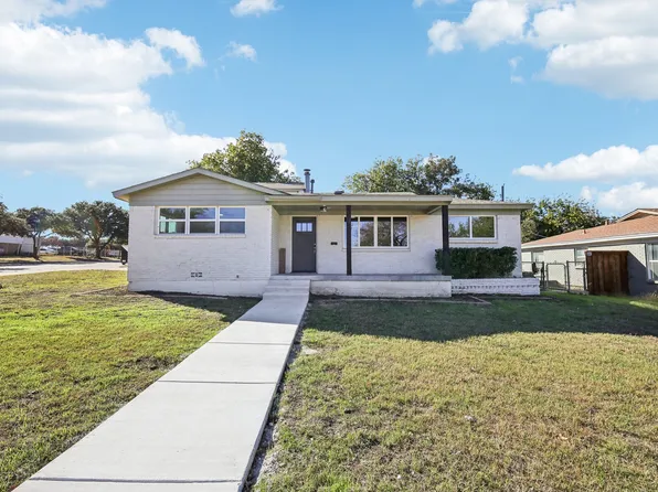 880 Perry Dr, White Settlement, TX 76108