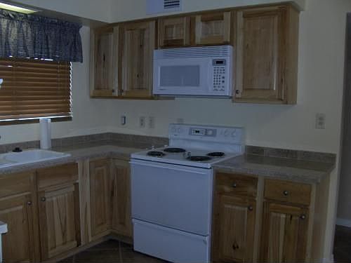 3rd image of 318 E 8th Dr