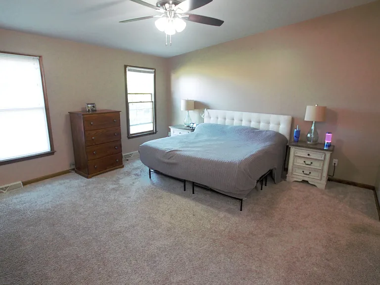 98 Thorndale Cir — Photo 18