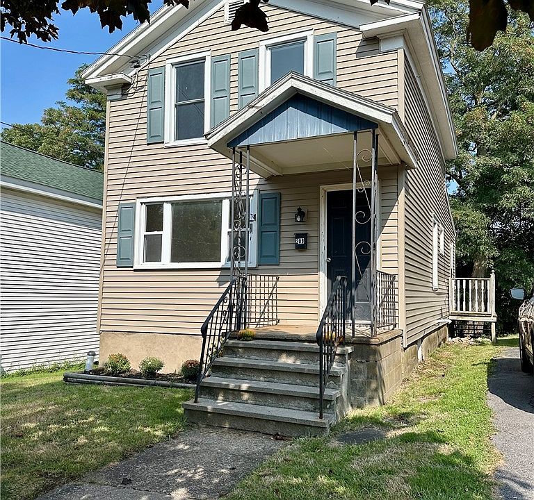1st image of 209 E Bridge St