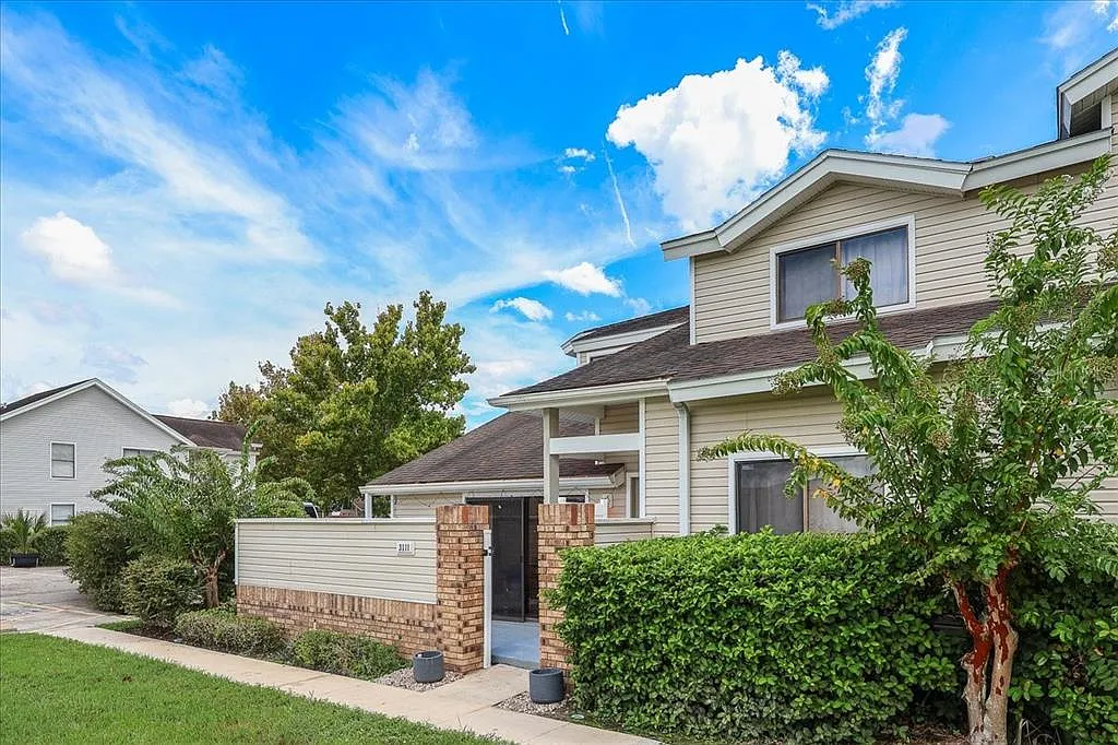3 bed, 2.0 bath, 1375 sqft, $2,200 — Photo 2