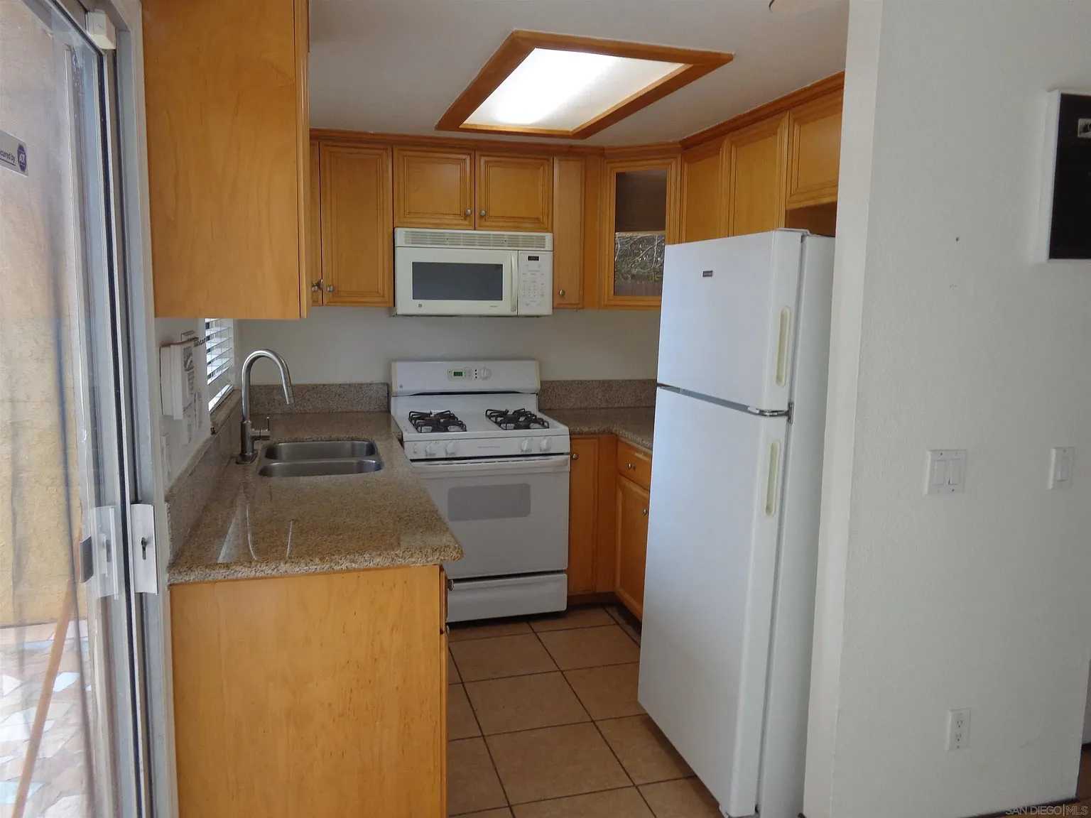 3 bed, 2.0 bath, 875 sqft, $2,600 — Photo 2