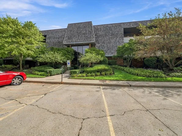 100 Red Top Dr APT 303, Libertyville, IL 60048