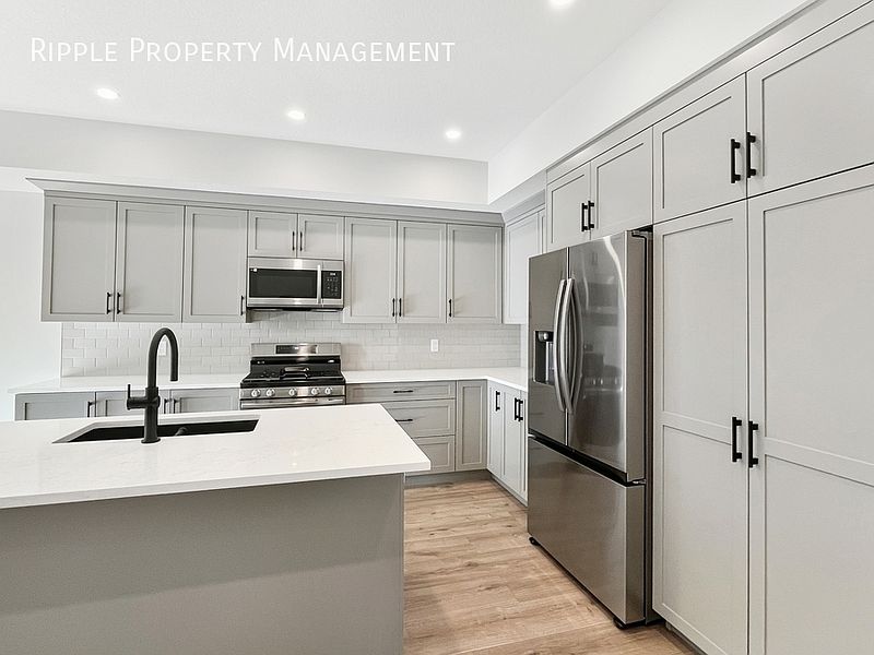 Calgary Townhouse for rent - 3 Bedrooms — photo 2