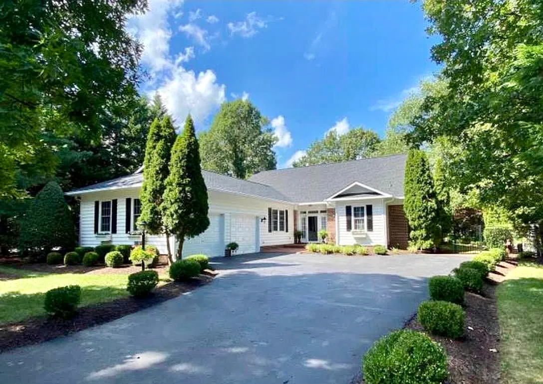 10907 Cedar Creek Dr photo 1