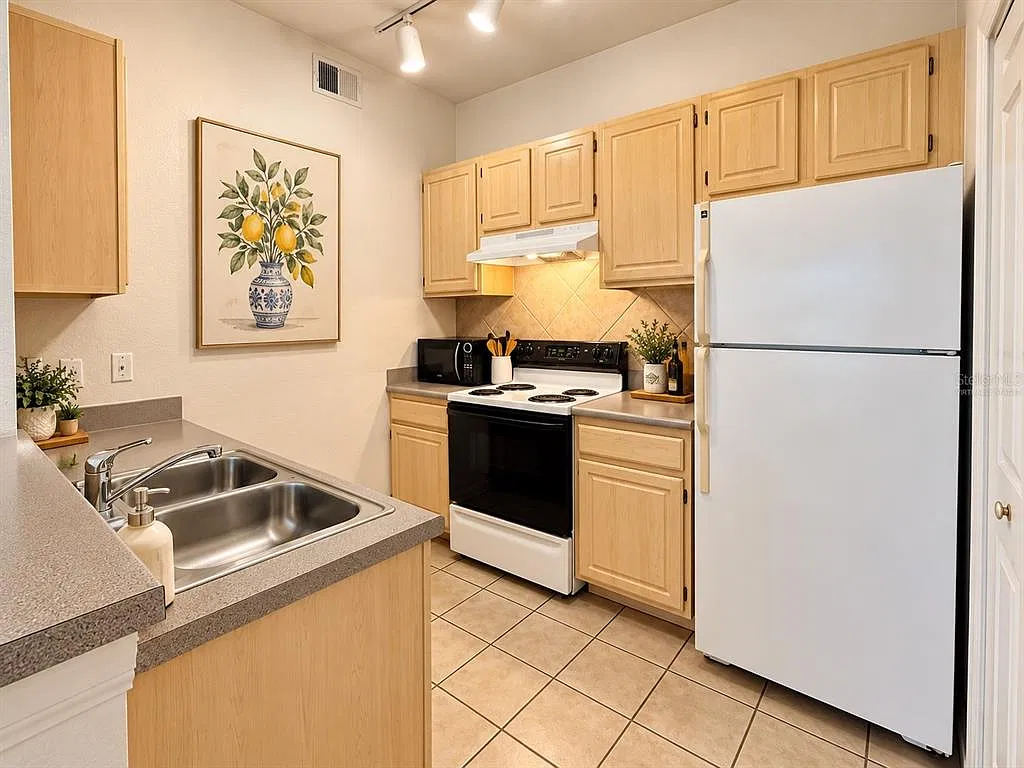 1 bed, 1.0 bath, 636 sqft, $1,300 — Photo 3