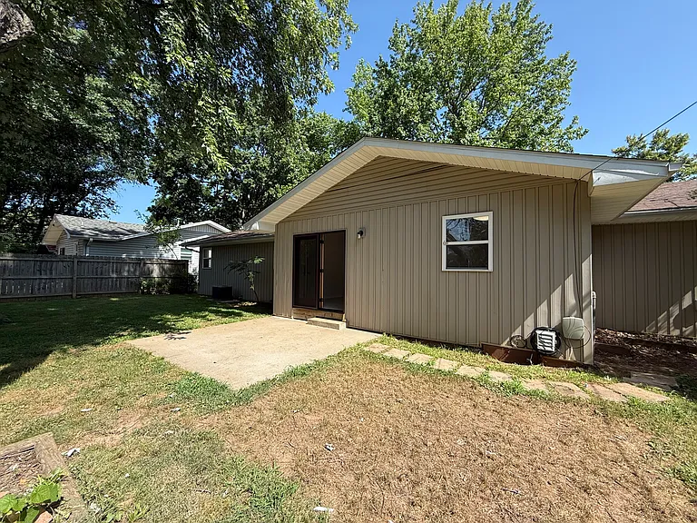 1226 E Rosebrier St — Photo 11