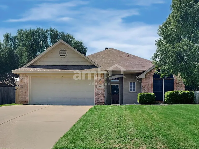 605 Arbor Ln — Photo 1