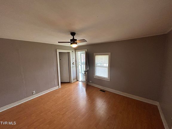3rd image of 402 Clay St