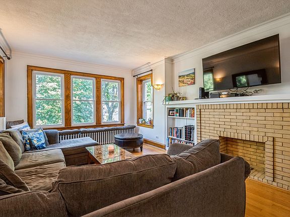 3rd image of 2235 W Berwyn Ave #2