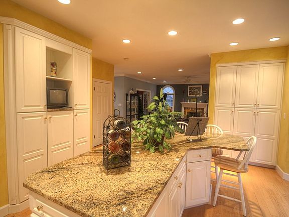 5th image of 725 Juniper Glen Ct